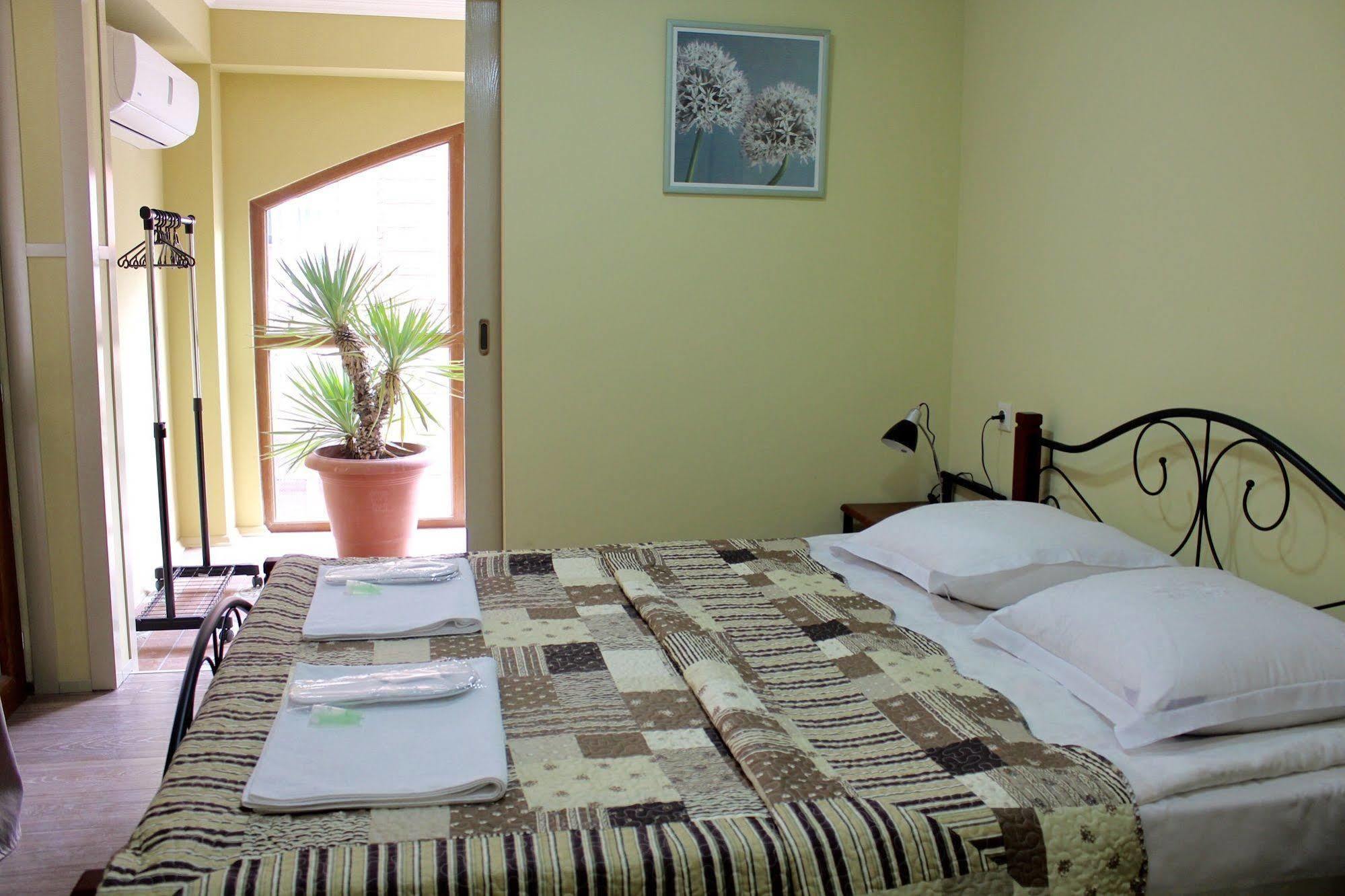 Red Fox Guesthouse Tbilisi Ngoại thất bức ảnh