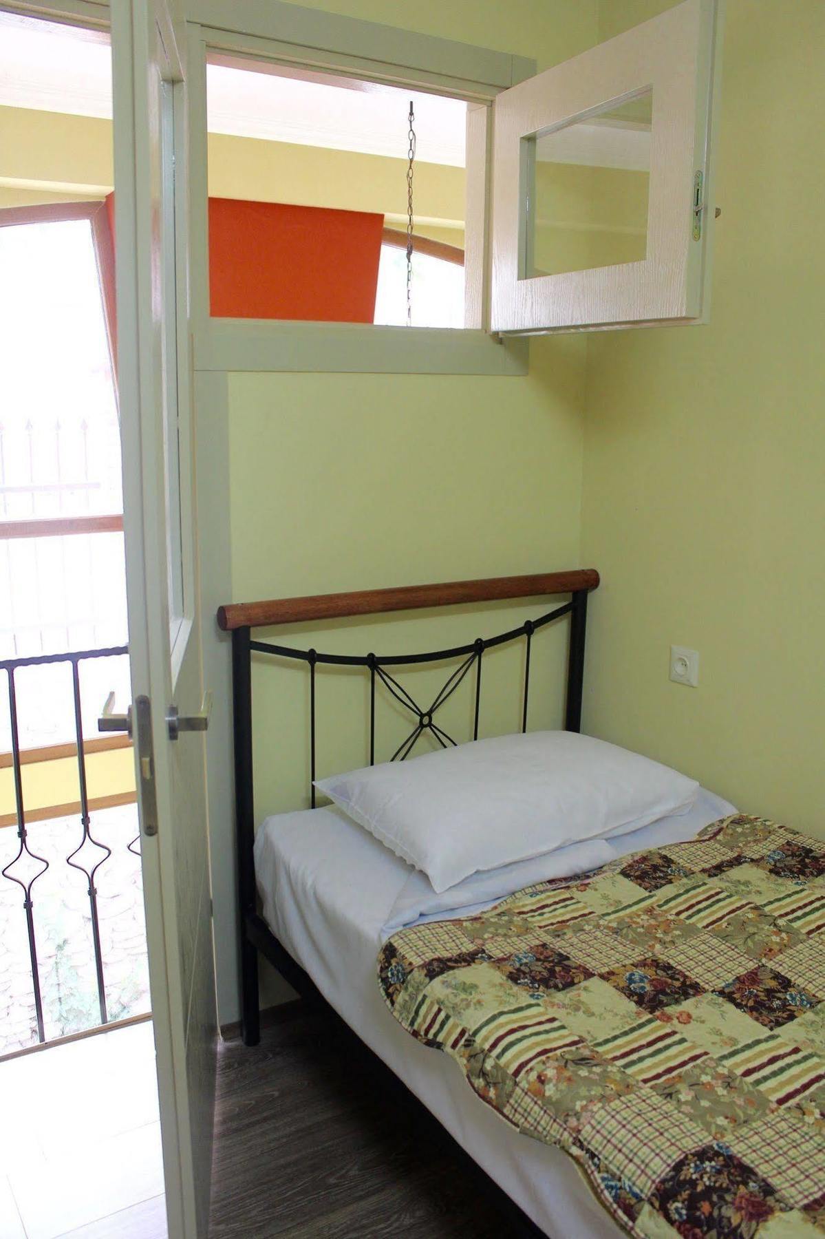 Red Fox Guesthouse Tbilisi Ngoại thất bức ảnh